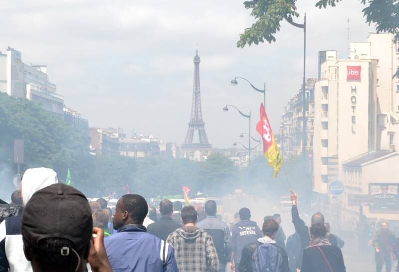 Funcionários da empresa
de transporte ferroviário francesa SNCF fazem grande manifestação em Paris durante
greve que já dura quase duas semanas