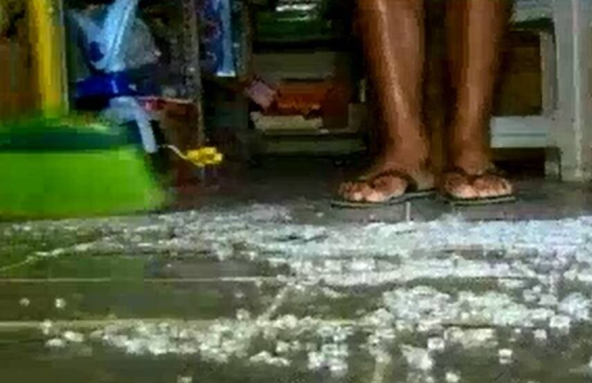 Vítima limpa os estragos deixados pelo tiroteio