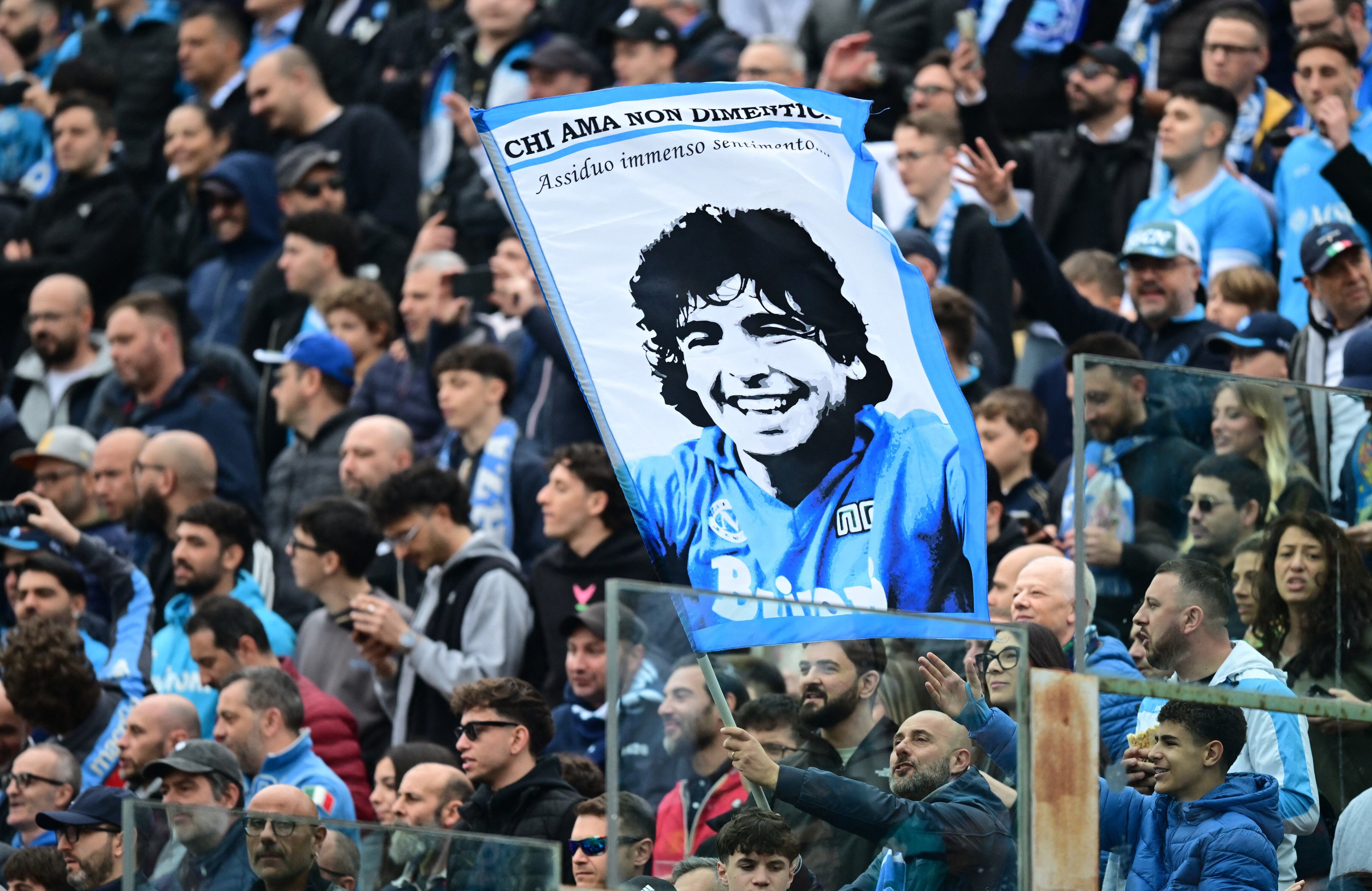 Foto de Maradona no estádio Ennio Tardini, em Parma, na Itália