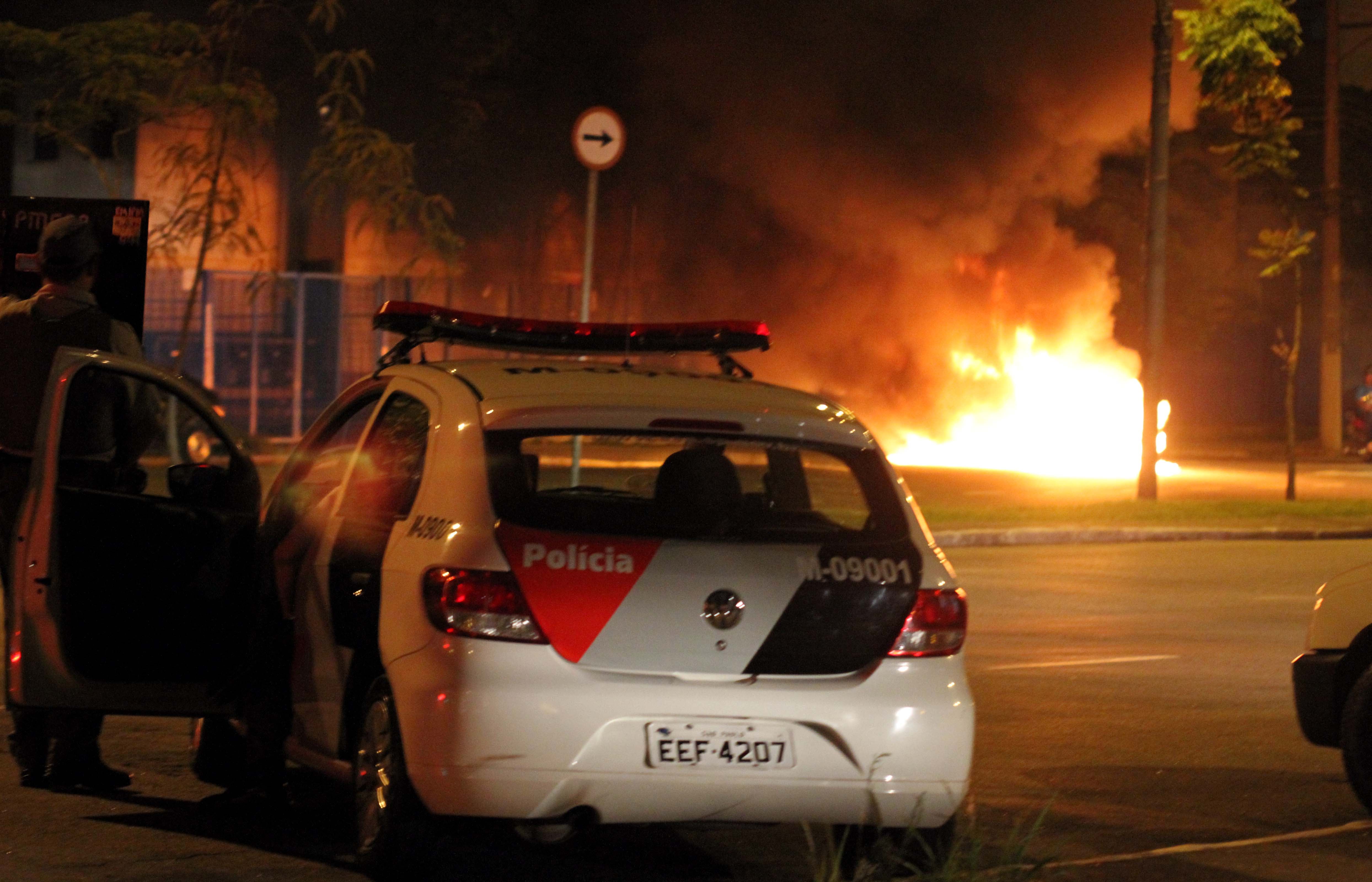Revoltados, os moradores atearam fogo em objetos e até em um carro