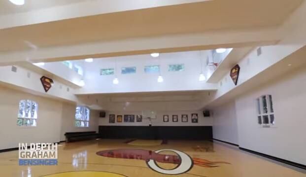 E já que a mansão pertence a Shaq, é claro que uma quadra de basquete digna da NBA não poderia faltar no local. Com 558 m², a estrutura leva o tema do Miami Heat, um dos times em que ele atuou na carreira
