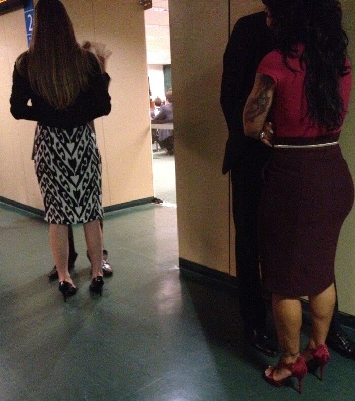 Bastante vistas pelos corredores do Anexo 2 onde se concentram as comissões temáticas da Câmara, muitas assessoras evitam roupas decotadas e não é raro ver até saias abaixo da linha dos joelhos, como a saia estampada preta e branca. Já a saia vermelha que aparece na foto é considerada muito justa

Leia mais