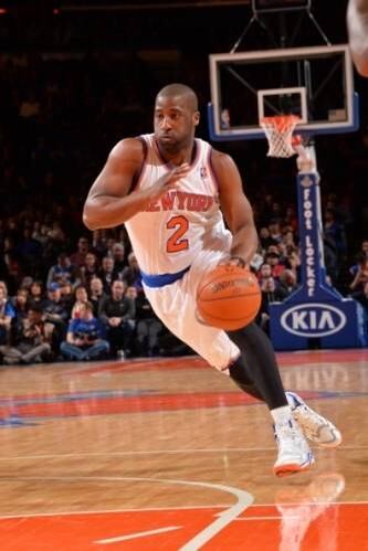 Raymond Felton, armador do New York Knicks, foi preso nesta terça-feira após
receber três acusações de porte ilegal de arma de fogo. O jogador acabou se
entregando à polícia às 0h50 (no horário de Nova York), pouco depois de ter
defendido o seu time na derrota para o Dallas Mavericks, por 110 a 108, em
casa, na rodada desta segunda da NBA.


Confira outros atletas que já se meteram em confusão