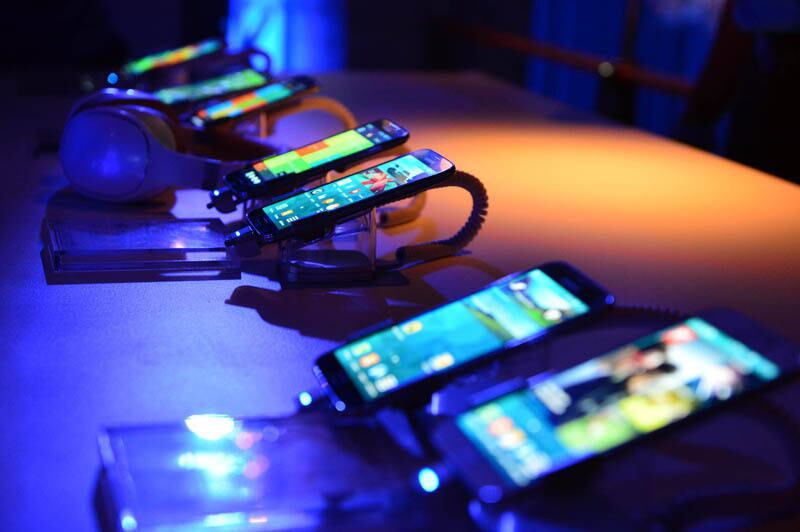 A semana de tecnologia foi bastante agitada para os fãs de celulares top de linha. Dois smartphones desenvolvidos pelas gigantes sul-coreanas desembarcaram no Brasil: Galaxy S5 (Samsung) e G Flex (LG). O badalado aparelho da Samsung começa a ser vendido em abril e vai custar R$ 2.599