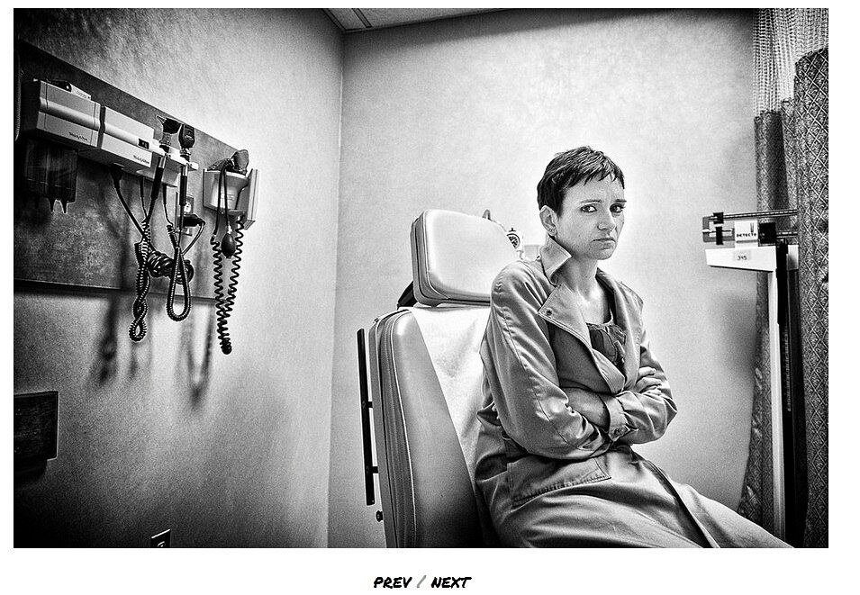 A psicóloga explica que se o paciente compartilha de sua dor, mas começa a ler coisas que o deixam ainda mais preocupado, "é fundamental interromper
o processo, já que, o retorno não proporciona bem-estar, força emocional e
autoconfiança". 

— A pessoa tem que
saber filtrar e selecionar o que lhe faz bem, principalmente na internet.
Mensagens negativas e informações duvidosas diminuem a vontade em querer vencer
a doença. Além disso, ela perde a credibilidade nos médicos e na vida. Isso é
muito complicado em momentos de fragilidade