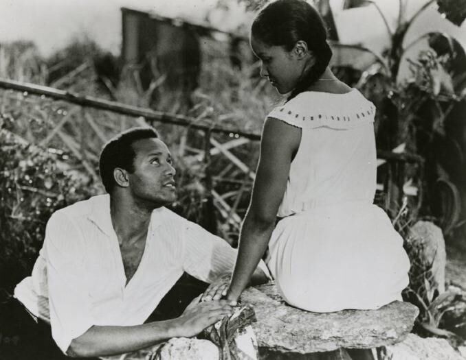 Orfeu Negro

Antes mesmo do sucesso de Cidade de Deus, filmes baseados em favelas já ganhavam espaço nos cinemas. Como é o caso de "Orfeu Negro", de 1959. Um filme que se passa durante o Carnaval do Rio de Janeiro e narra a história mitológica do casal Orfeu e Eurídice. Apesar da direção francesa de Marcel Camus, o filme também tem traços brasileiros, tanto pela língua utilizada, quanto pelo cenário. O longa ganhou um remake com a atuação de Tony Garrido. Há a exaltação da beleza do Rio de Janeiro, da vida dos moradores de uma favela e também das festas que lá acontecem. Sim, naquele tempo também haviam bailes, mas não funks