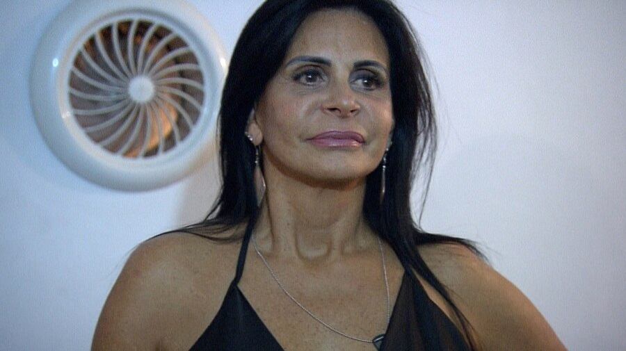 Atualmente, a
cantora, que mora em Mônaco e visita o Brasil para fazer os últimos shows da
carreira, lembra das polêmicas de quando participou de A Fazenda e apresenta a filha adotiva, Jennifer, de 28 anos.
+ Assista às íntegras do Câmera Record. Clique aqui!