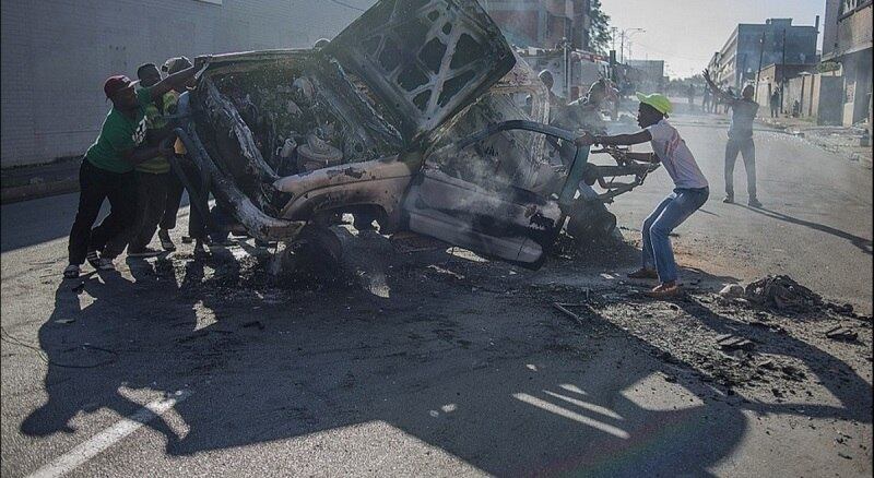 Os protestos decorreram depois de casas e lojas de imigrantes, sobretudo negros, terem sido assaltadas e destruídas, no centro da cidade