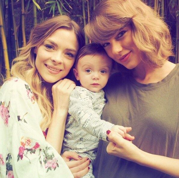 De férias, Taylor Swift também está com mais tempo para paparicar o afilhado, Leo Thames, segundo filho da atriz Jaime King. Olha só que fofura!