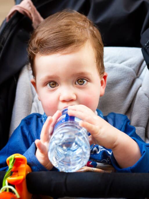 Quem tem sede bebe água

Quem convive com crianças já deve ter reparado que é cada vez mais comum o hábito de trocar água por sucos, refrescos, refrigerantes e bebidas à base de soja. E a especialista ressalta que isso é prejudicial à saúde, porque aumenta o risco de cáries e obesidade. Além disso, em grandes quantidades, alteram a aceitação da comida, causam dor abdominal e flatulência. 

— Deixe essas bebidas para a hora do lanche. Após as refeições ofereça água (50 – 100 ml para as crianças pequenas e 200-300 ml para as maiores). Dê preferência ao consumo da fruta in natura em vez do suco ou refresco, já que assim as fibras podem ser ingeridas
