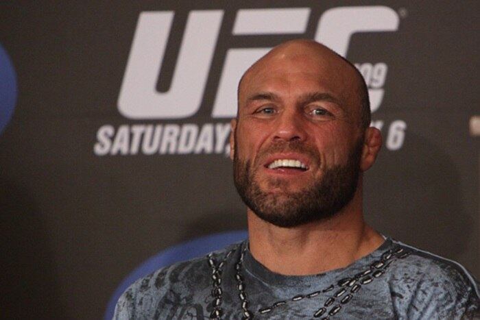 Entre os meio-pesados, Randy Couture
conquistou o título interino ao vencer o Chuck Liddell e se tornou o detentor
absoluto do cinturão ao vencer o ex-campeão Tito Ortiz, que anteriormente havia
recusado um desafio de Liddell na disputa pela unificação do cinturão


