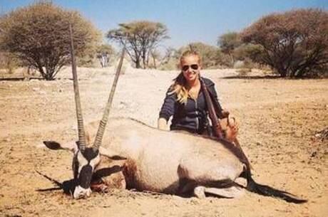 Contrato com a empresa de cosméticos teria sido rescindido após publicação de foto ao lado de um animal morto