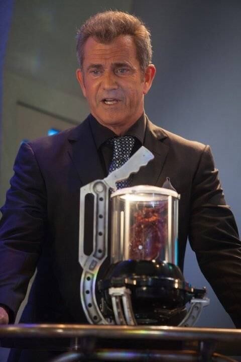 Mel Gibson sempre foi bem estimado em Hollywood,
principalmente depois que estrelou Mad
Max (1979) e Maverick (1994). Depois
de se separar em 2010, Gibson parece ter enlouquecido. Ele participou nos
últimos anos de filmes que não tiveram relevância nenhuma como Fomos Heróis, O Fim da Escuridão e Um Novo Despertar 