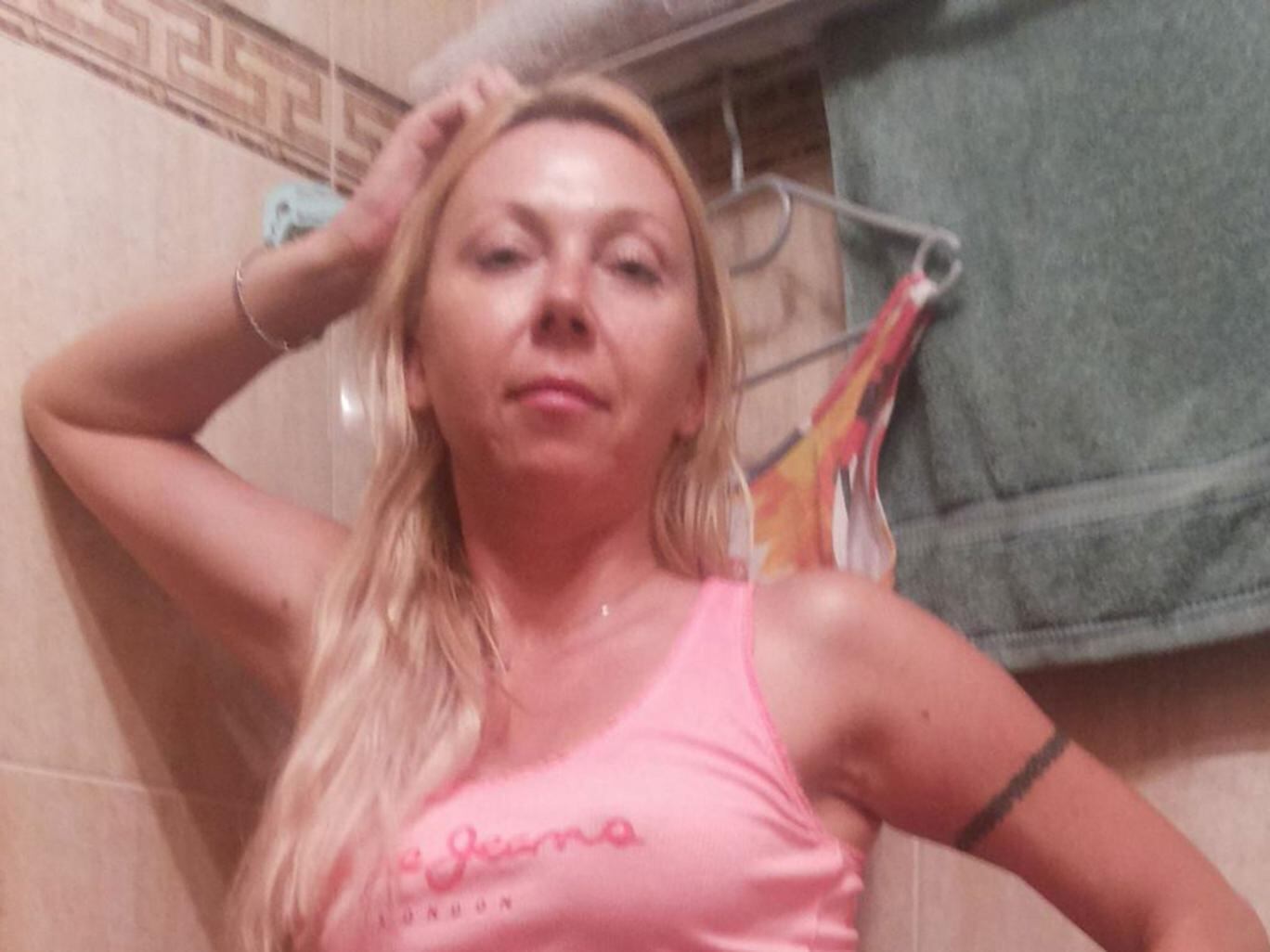 Uma mulher foi presa sob suspeita de ter cometido assassinato depois se ter sido encontrada ao lado do corpo de seu marido morto — cuja carne tinha aparentemente sido comida por um cão de estimação — na ilha espanhola de Maiorca