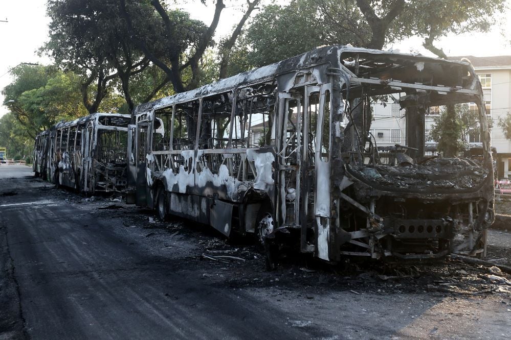 Outro ônibus que foi incendiado na noite desta quarta (7) após o Santos ter sido rebaixado pela equipe do Fortaleza. O Peixe cai para a segunda divisão no mesmo ano da morte de Pelé