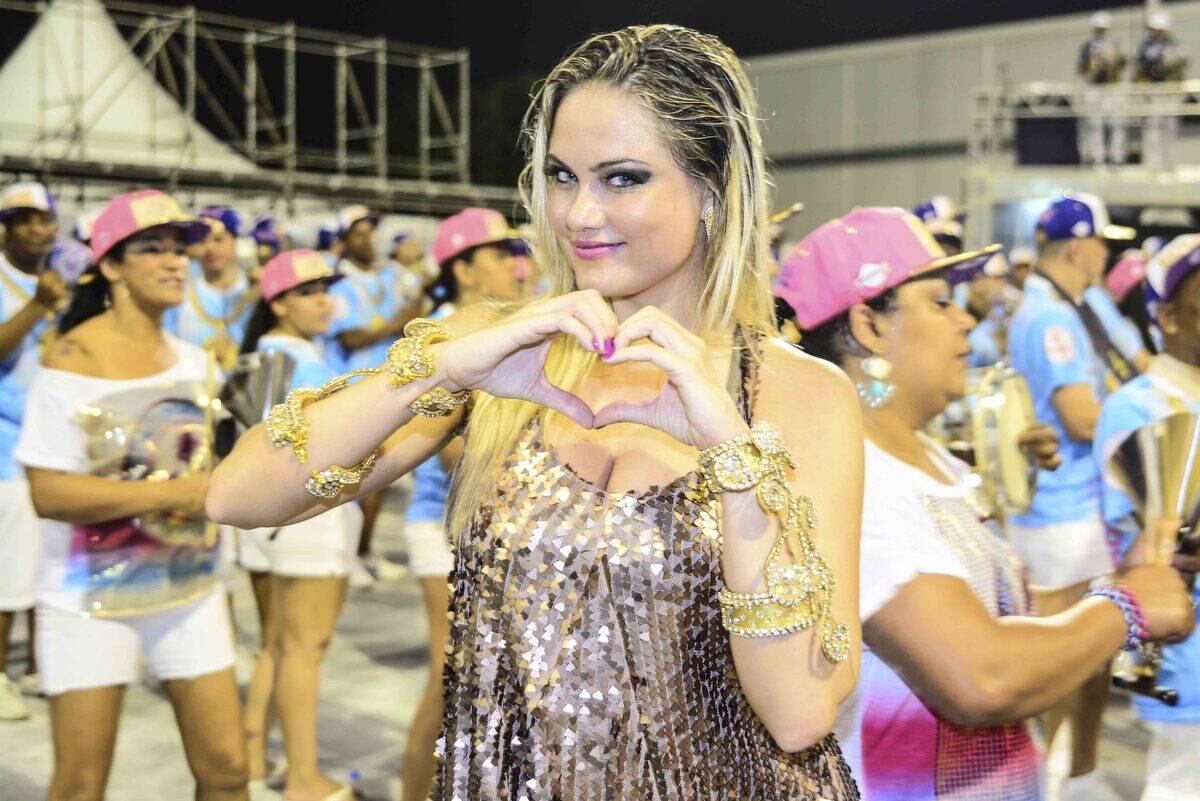 Ellen Roche desfila no ensaio técnico da Rosas de Ouro, em São Paulo