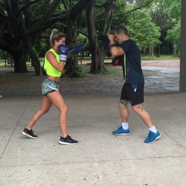 Pugliesi deixou as academias de lado há algum tempo. Desde
que começou com seu ex, Ricardo Barbato, que fazia parte o Mahamudra, a musa
trocou as salas de peso e os aparelhos por treinos no parque e também aulas de
spinning 