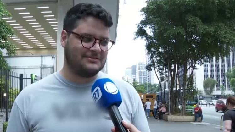 Diego foi uma das vítimas de uma oferta falsa nas redes sociais. Ele contou que perdeu R$ 250 ao confiar em um anúncio de venda de ingresso para o show da cantora Anitta. "Quando eu transferi o dinheiro, a pessoa sumiu", confessou. Porém, o prejuízo do homem não foi tão grande comparado ao que golpistas podem causar quando se trata de artistas internacionais.