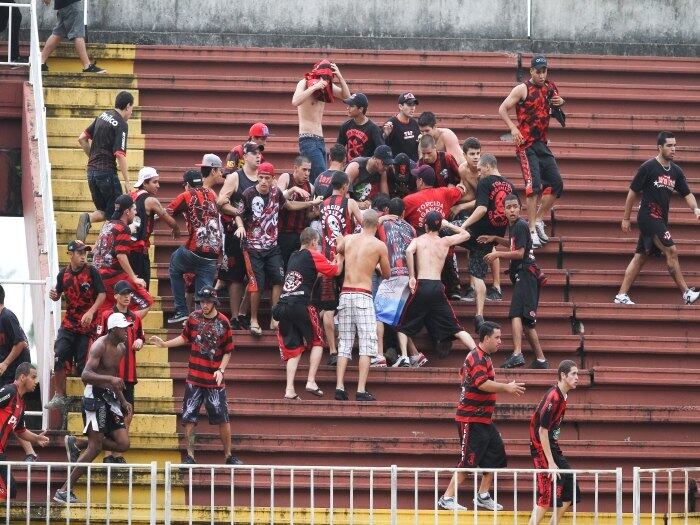 Vascaínos e atleticanos protagonizaram verdadeirascenas de guerra em Joinville
