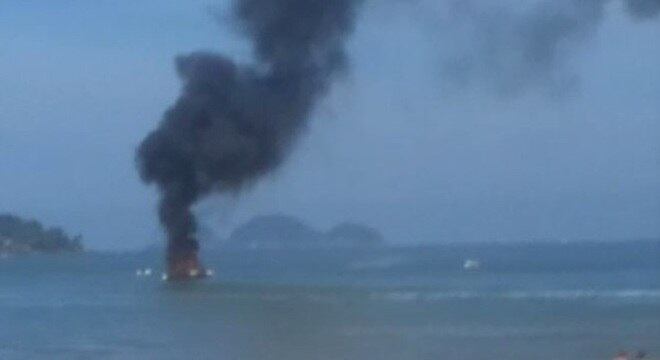 Embarcação pega fogo na praia da Enseada, no Guarujá, litoral de SP