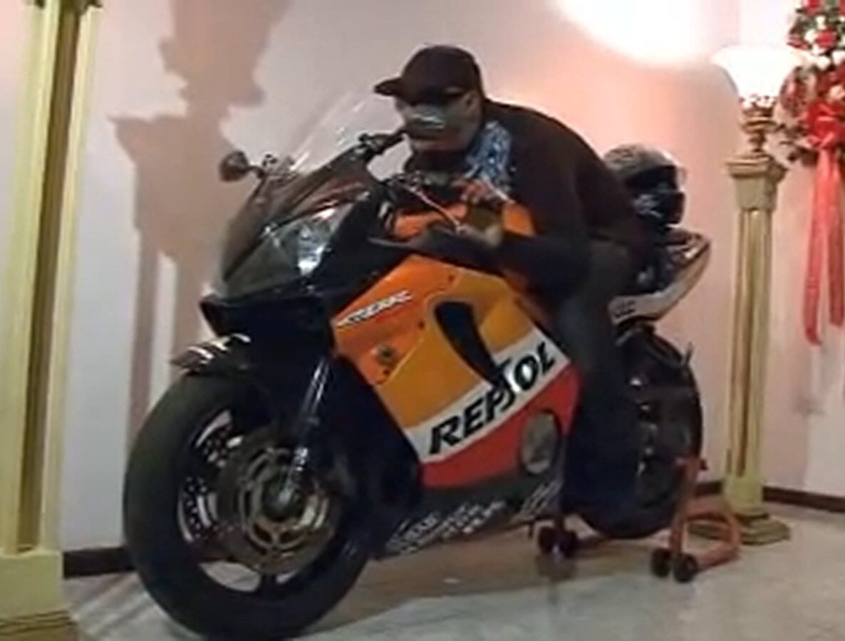 Este — que talvez tenha sido a obra-prima de funerária Marin — é David Morales, de 22 anos, trabalhava fazendo entregas e havia acabado de ganhar a moto - uma Honda CBR600 F4 – de um tio. A funerária Marin é famosa por sempre atender últimos desejos. Em agosto
de 2009, eles ganharam notoriedade por terem velado o
corpo de Ángel Luis “Pedrito” Pantojas Medina em pé, vestido com suas
roupas preferidas
