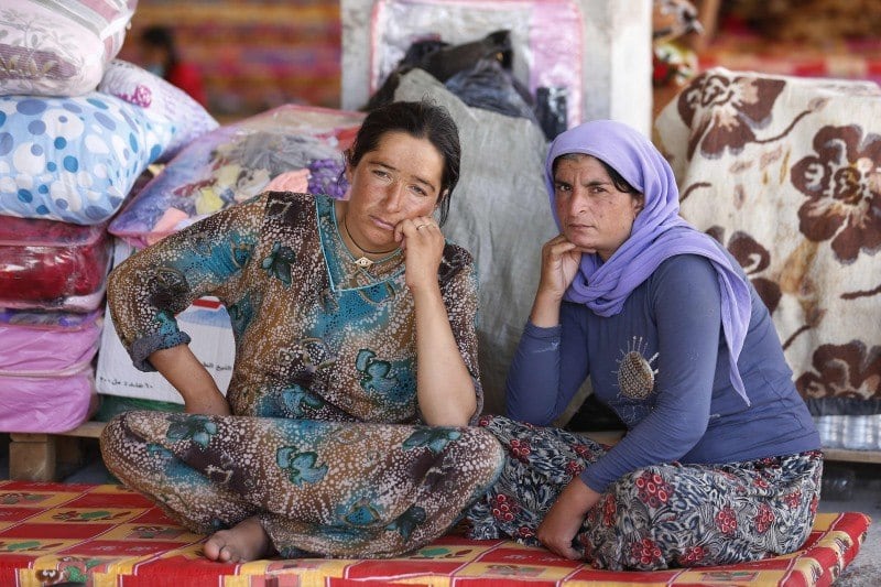 Mulheres da minoria yazidi que fugiram da
violência em Sinjar descansam em edifício abandonado utilizado como moradia por
refugiados yazidis em Dohuk, no Iraque