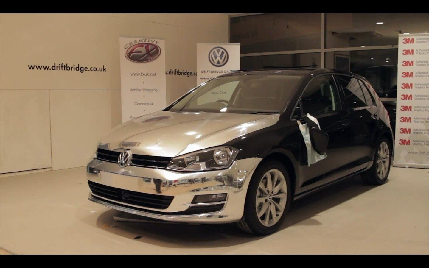 O processo demora de algumas horas até dias dependendo do tipo de envelopamento e tamanho do carro
VEJA TAMBÉM
> RAM faz picape enfurecida para divulgar novo filme do Super-Homem
> Direto da idade da pedra: carro do filme Os Flintstones movido com os pés vai a leilão
Quer saber tudo sobre carros? Acesse R7.com/carros