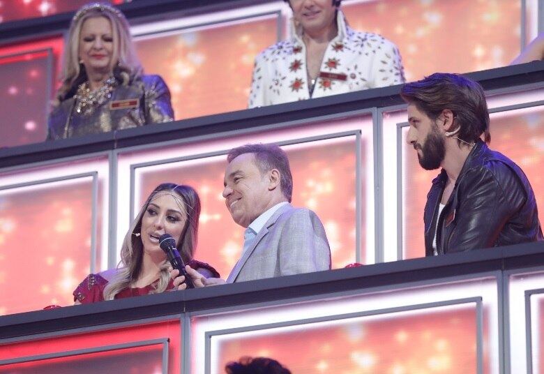 Apresentam-se no
episódio a cantora Emanuelle Strapassom (Curitiba – PR), o
ator Diego Martins (Campinas – SP), o operador de mercado financeiro Jhour
Bayron (São Paulo – SP), a recepcionista Grace Nascimento (Rio de Janeiro –
RJ), o cantor Joab (Lagarto – SE) e a faxineira Cristiane de Paula (Carangola –
MG), além de dois outros participantes que serão escolhidos na repescagem