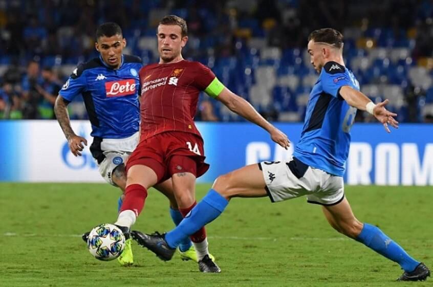 ESQUENTOU - Enquanto negocia a renovação contratual com o Liverpool, o meio-campista Jordan Henderson começa a atrair o interesse de outros clubes do Velho Continente. De acordo com informações da imprensa britânica, Paris Saint-Germain e Atlético de Madrid brigam nos bastidores pelo atleta dos Reds.