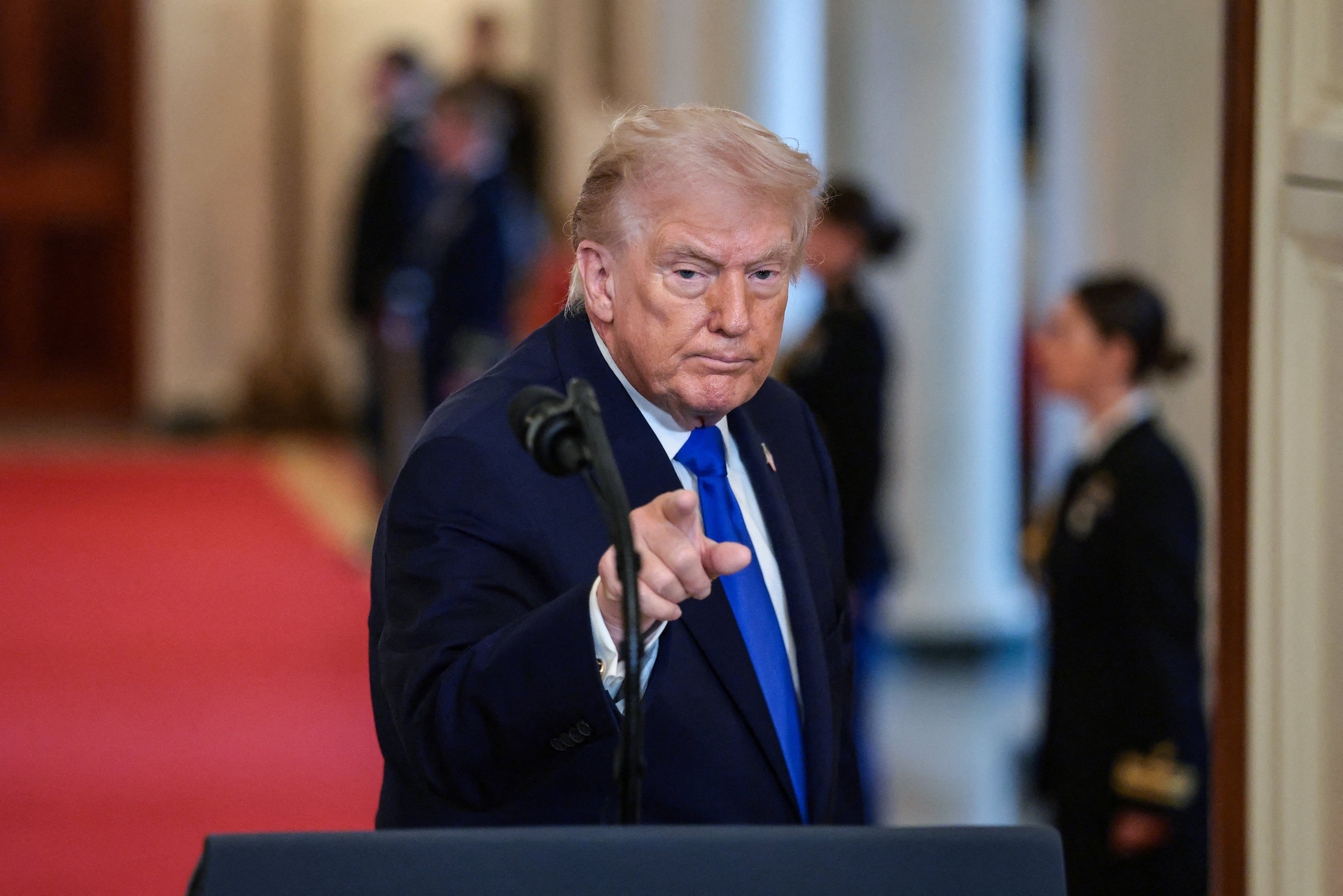 O presidente dos EUA, Donald Trump, gesticula ao final de um evento em homenagem às "Famílias Anjos", que perderam familiares em decorrência de crimes cometidos por pessoas em situação irregular no país