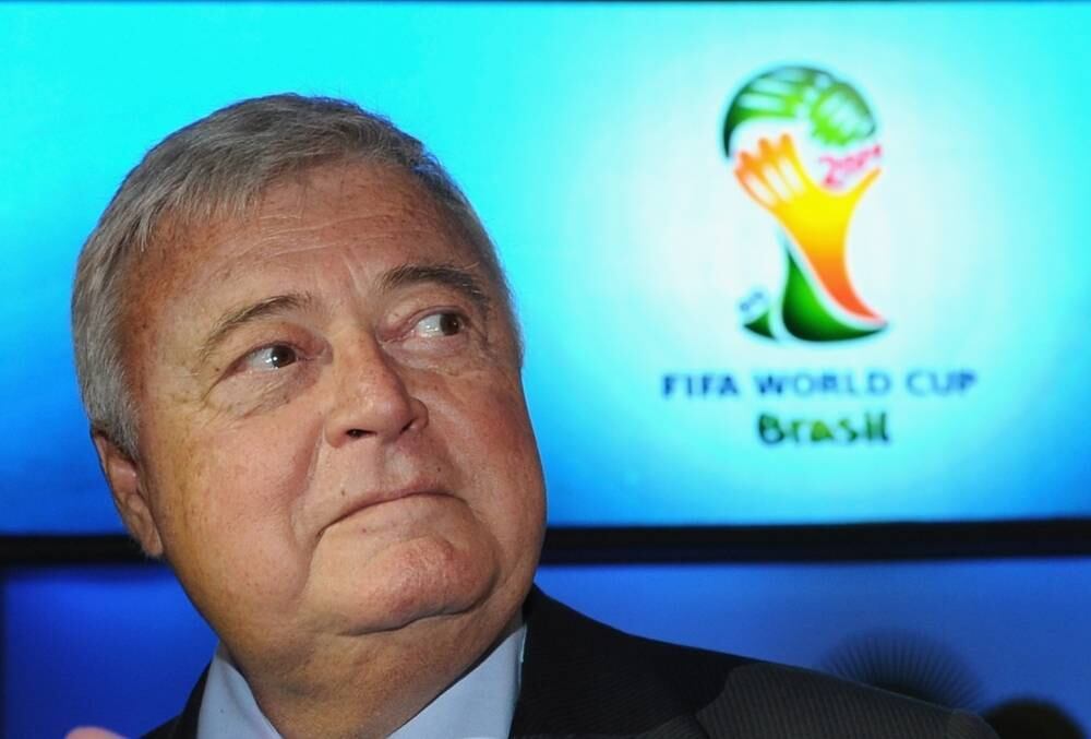 Na época, Teixeira pediu que ela abandonasse o emprego
e apagasse todas as contas que tinha nas redes sociais