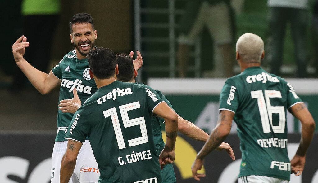 Já próximo ao final do campeonato, Palmeiras e América-MG jogaram no Allianz Parque, na 36ª rodada. Na comemoração do primeiro gol alviverde, Deyverson se empolgou e pulou sobre o "montinho" de jogadores que comemoravam. O atacante "voou" por seus companheiros e caiu sem jeito no gramado