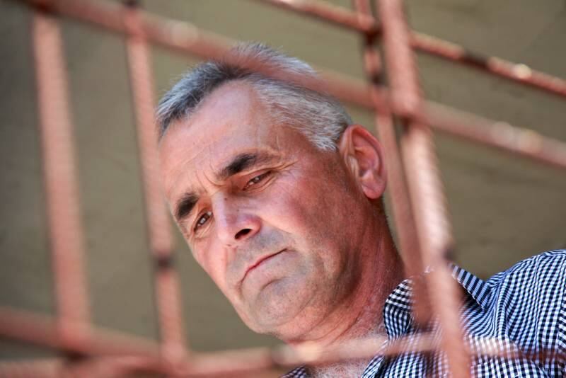 Nusret, de 49 anos, é um apátrida que vive em Montenegro.
"Eu posso me locomover pela cidade onde pessoas me conhecem, mas não posso ir a outros lugares sem documentos. Não posso visitar minha mãe em Kosovo", lamenta.
Com a falta de documentos, os apátridas não possuem o direito básico de ir e vir