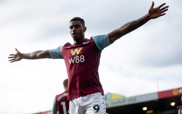 NEGOCIANDO - O São Paulo fez uma proposta de empréstimo pelo atacante Wesley Moraes, que pertence ao Aston Villa e está cedido ao Club Brugge. A ideia do Tricolor, segundo o jornalista Andre Hernan, é que o salário do jogador seja pago integralmente pelo Aston Villa no período de empréstimo. O Tricolor tem a concorrência do rival Palmeiras na negociação.