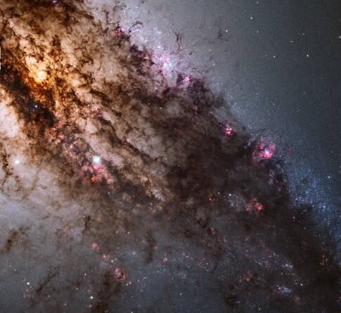 Ondas feitas de estrelas
O Sloan Digital Sky Survey, um projeto que usa um telescópio no estado do Novo México, nos Estados Unidos, coletou dados durante toda a última década. Com eles, astrônomos notaram algo sobre distribuição vertical das estrelas. Muitas vezes, as formações se assemelhavam a ondas sonoras. A explicação mais provável é de que algo colidiu com o grupo e passou por nossa galáxia nos últimos 100 milhões de anos. Os pesquisadores não foram capazes de identificar o que pode ter sido