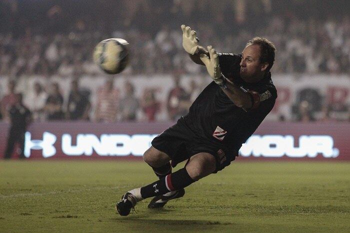 Com a bola rolando, Rogério começou no time de 2005 no primeiro tempo com a camisa 1 e até levou um gol de Cafú por baixo das pernas