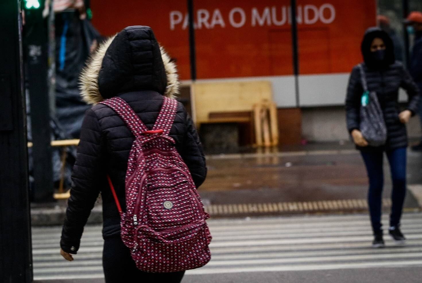 Segundo o CGE (Centro de Gerenciamento de Emergências Climáticas), o tempo apresentará períodos de melhoria no decorrer do dia com chuviscos e chuva fraca intermitente. A temperatura mínima será observada durante a noite, com previsão de 10ºC e máxima de apenas 15ºC. Umidade do ar em alta, com taxas mínimas acima dos 70%. A mudança na direção dos ventos potencializa a sensação de muito frio nos próximos dias
