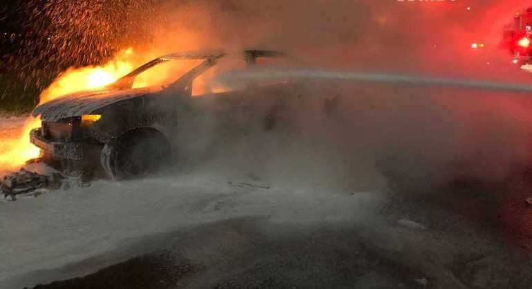 Bombeiros tentam controlar fogo em veículo no Jardim Botânico durante a madrugada desta terça-feira