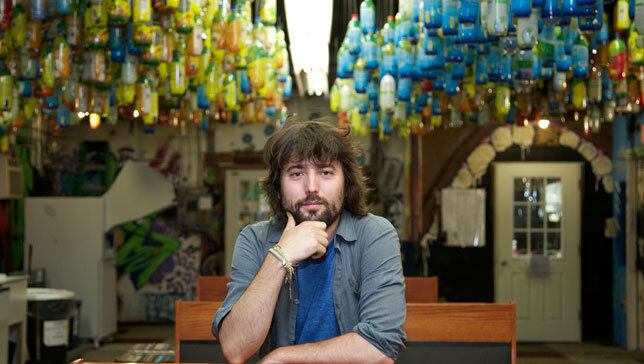 Tom Skazy


A melhor coisa que aconteceu na vida deste jovem empresário durante seu primeiro ano de faculdade foi  aprender sobre plantas daninhas de verme e resíduos orgânicos. Depois disso ele teve a ideia de criar uma empresa que hoje vale milhões de dólares chamada TerraCycle, oferece programas de coleta de resíduos difíceis de reciclar
