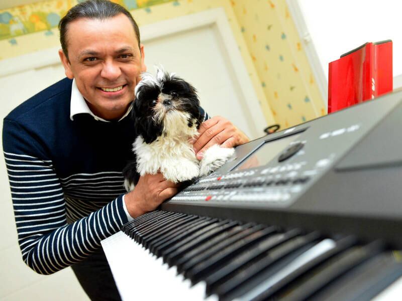 Frank Aguiar, o Cãozinho dos Teclados, como é chamado pelos fãs, abriu a porta de sua nova casa em São Bernardo do Campo, na região metropolitana de São Paulo, para falar com o R7 sobre seus 25 anos de carreira, família e sua relação com fãs. No entanto, antes do piauense contar sobre o sucesso, que já lhe rendeu, segundo ele, mais de 45 milhões de discos vendidos, o forrozeiro provou que é um excelente anfitrião, conduzindo nossa equipe diretamente para a cozinha, onde mostrou o banquete que havia preparado especialmente para nós. Ainda sobre o fogão e bancadas, já se via costelinha de porco assada, arroz biro-biro, salada portuguesa, rabada, picanha, farofa, creme de milho.

— Eu
curto muito o ambiente familiar e, em vez de sair, prefiro receber os amigos
em casa. Todo dia rola um cardápio diferente: na semana passada eu trouxe um caprino do
Nordeste. Não dos que eu crio, esse eu ganhei

Acesse o R7 Play e assista à programação da Record quando quiser
