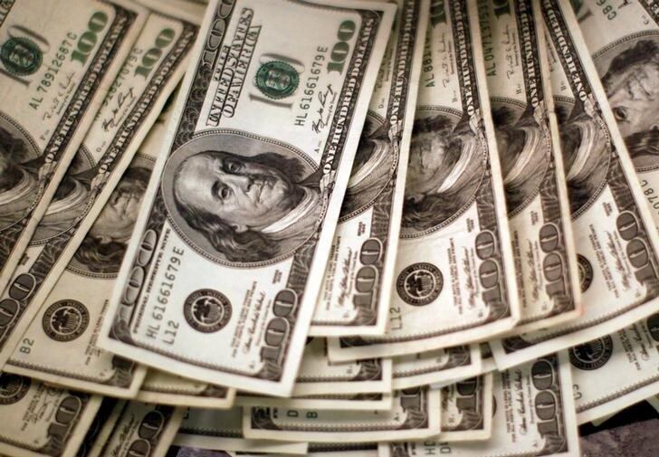 Dólar chegou a bater R$ 3,2833 na máxima do dia