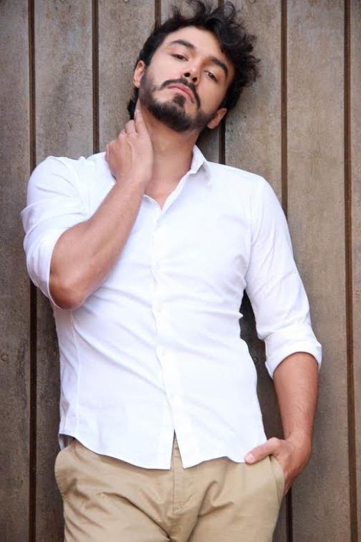 Kayo desistiu da profissão de consultor tributário e jogador de futebol para realizar o sonho de ser ator. Fez o curso de interpretação para cinema e TV, onde foi visto pela produção de elenco da Record, que logo reconheceu seu potencial. O ator revela a motivação para a mudança.

─ Me apaixonei pela profissão de ator quando me dei conta que nada tinha a mesma sensação e prazer de quando eu estava atuando. Como jogador, já tinha parado por problemas de contusão no joelho. Em relação ao emprego, eu larguei assim que tive a oportunidade de fazer Plano Alto, sem pensar duas vezes. Mesmo gostando da profissão de consultor tributário, sempre soube que a minha paixão era atuar, pois acredito que na vida só alcançamos a felicidade quando fazemos aquilo que nos move

+ Assista aos melhores momentos da estreia de Plano Alto
+ Conheça os personagens da nova minissérie da Record
+ “Foi um desafio falar a respeito da nossa situação governamental”, diz autor 
