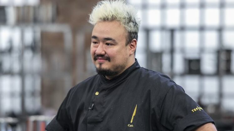 O chef e consultor Cadu Evangelisti, de 30 anos, nasceu em São Paulo mas mora em Ribeirão Preto, no interior paulista. O participante trouxe sua alegria para o Top Chef Brasil 3 e conquistou não só o coração dos jurados, mas também de Nat Scavone. Ao longo da competição, ele tentou mostrar que seus pratos tinham dois ingredientes essenciais: amor e dedicação!
