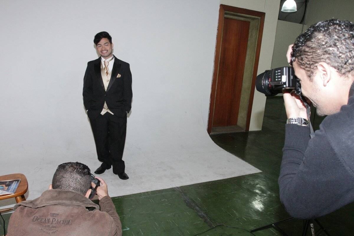 Yudi Tamashiro posa de smoking para revista