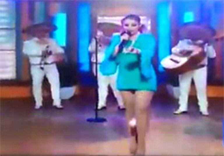 A cantora mexicana Patrícia Navidad perdeu o absorvente enquanto se apresentava em um programa dos Estados Unidos. Mas ela não se preocupou e continuou cantando 