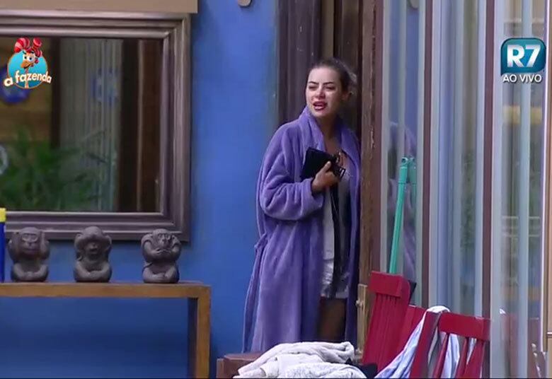 Apesar de mostrar-se uma pessoa responsável,
Rayanne também causou uma punição e os peões tiveram que ficar 24 horas sem
água. A Miss, sem querer, usou o banheiro privado da sede, que
estava interditado. Após ouvir o
aviso sonoro do “castigo”, a beldade não escondeu sua chateação com o erro

+ Em atividade, peões comentam momentos marcantes de cada uma das semanas de confinamento
+ Turma do Ronco: Peões descansam durante a tarde do último sábado de A Fazenda 8
+ Douglas, Rayanne e Ana Paula cantam músicas de Latino e peão enfatiza: “Quem planta sacanagem colhe solidão”


