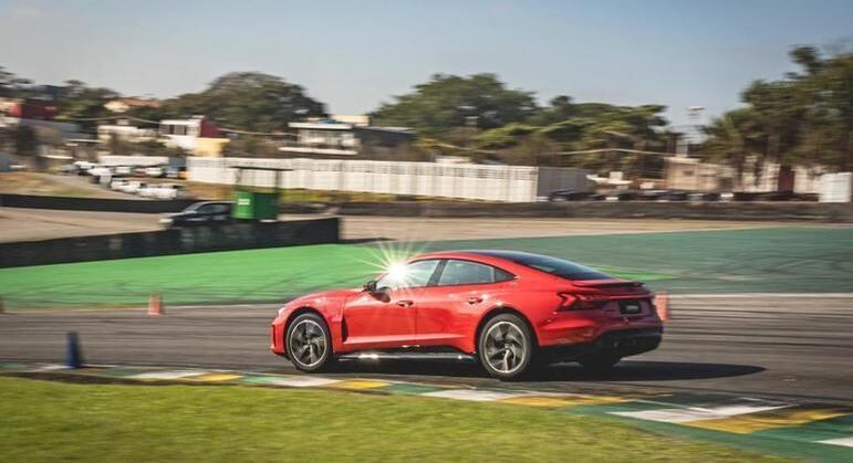 Freios respondem de imediato, atuando sobre as quatro rodas