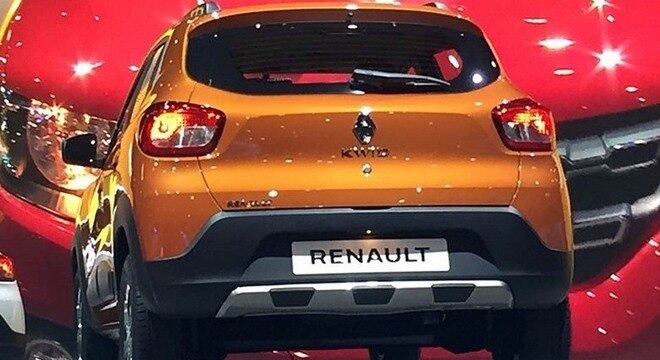 Traseira é alta e tem para-choques bojudo e um vinco na tampa que realçam a robustez do Kwid