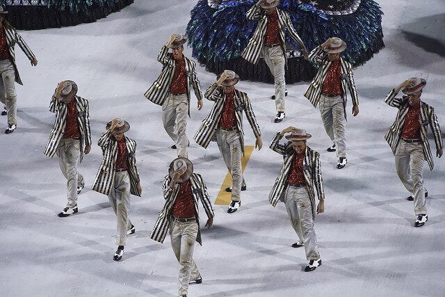 A comissão de frente levou um grupo de malandros para a avenida 