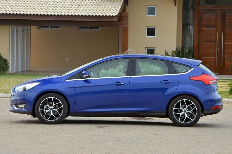 Nas laterais, os destaques são as cavidades na base das portas e o contorno cromado na linha de cintura